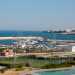 ...mentre sulla destra ecco il porto di Polignano e lalto costone roccioso su cui  abbarbicato il centro storico del paese